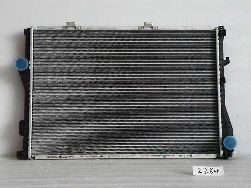 http://factory-autoparts.de/products/2-1-bmw-radiator_02.jpg